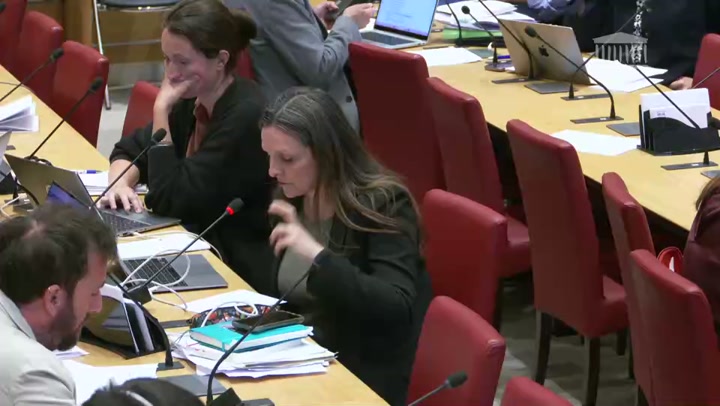 'Tuer plus de loups' ou investir dans la prévention ? Débat houleux